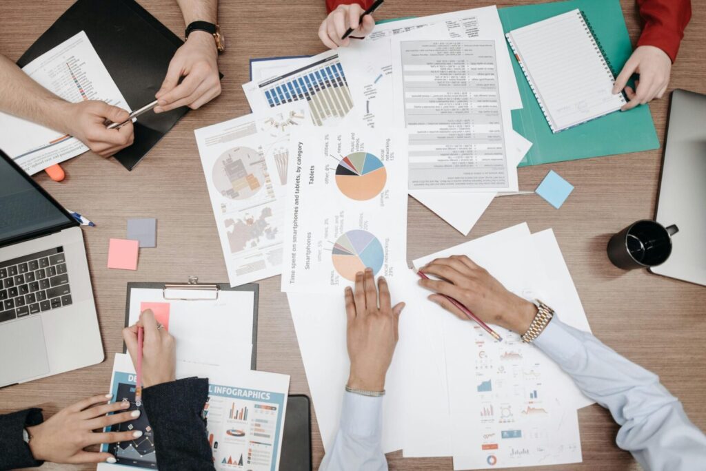 Profesjonalne wsparcie sprzedaży i generowanie leadów B2B przy laptopie